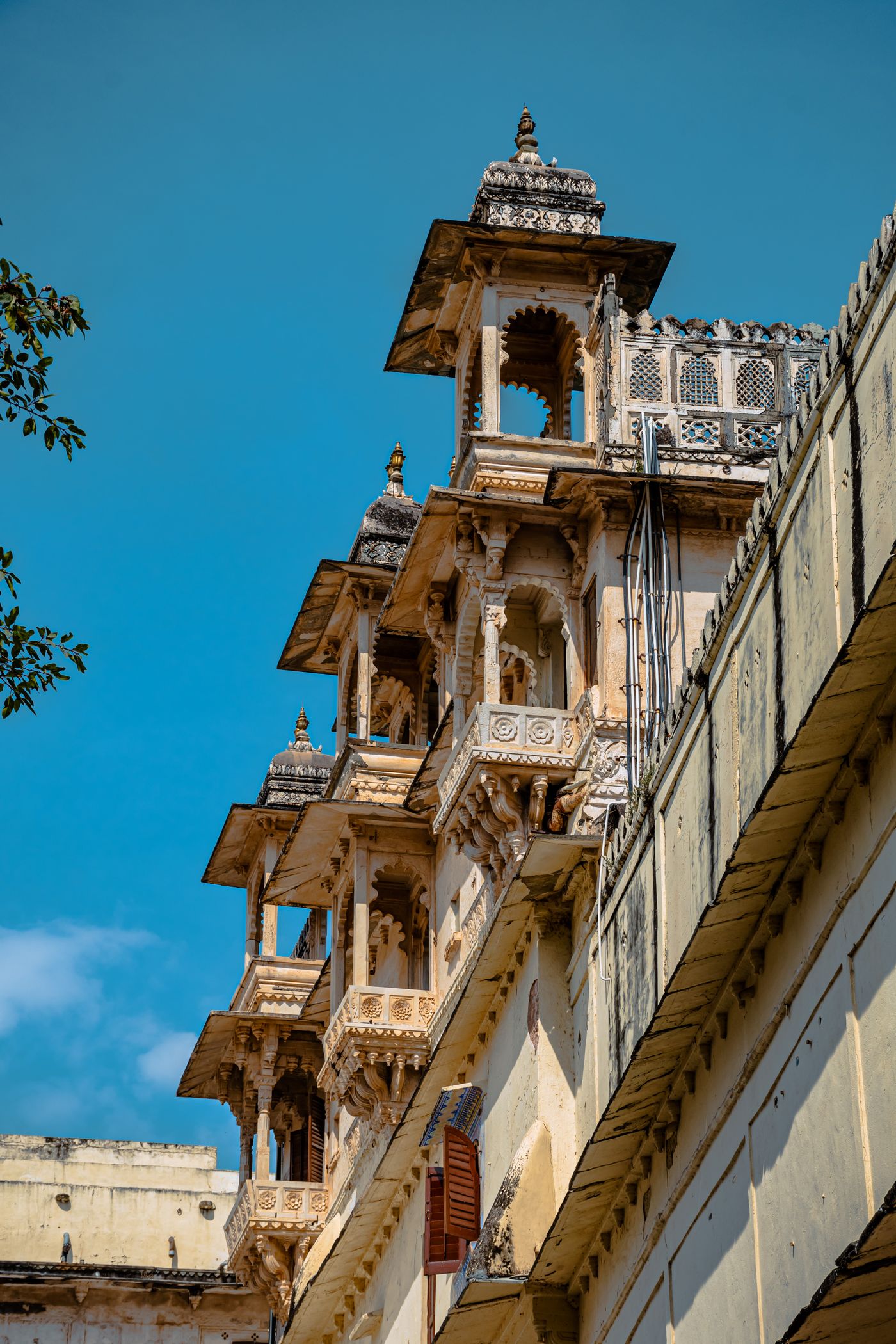 तीन गाभारे — तीन दैवते